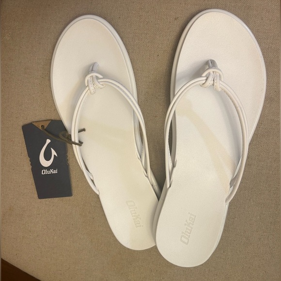 OluKai Aka White Sandals Classic Minimalist Design flip flops NWT Sz-10. RS - Picture 9 of 10